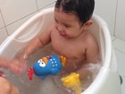 Dentinho mostra filho tomando banho: 'Coisa mais linda do papai'