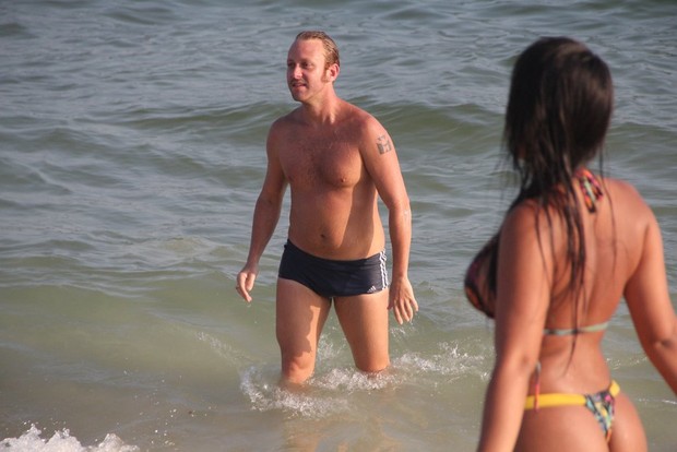 Sérgio Hondjakoff com ex de Neymar na praia (Foto: Rodrigo dos Anjos / AgNews)