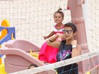Namorada de Ronaldo se diverte com filhas do jogador em praia do Rio