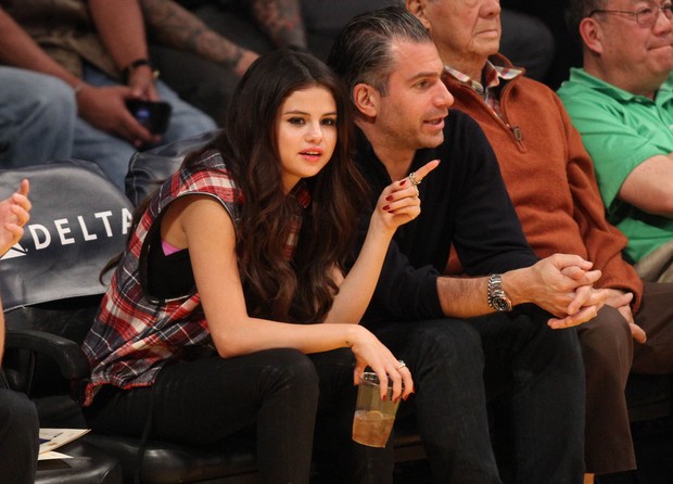 EGO - Selena Gomez assiste a jogo de basquete em Los Angeles