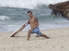 Paulo Vilhena surfa com Rogério Gomes, o 'Papinha', em praia do Rio