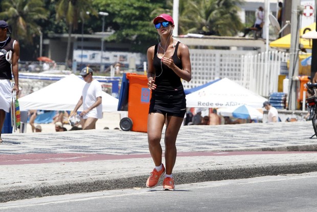 Letícia Wiermann corre na orla (Foto: Gil Rodrigues / Foto Rio News)