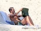 Marc Jacobs se diverte com amigos em praia no Rio