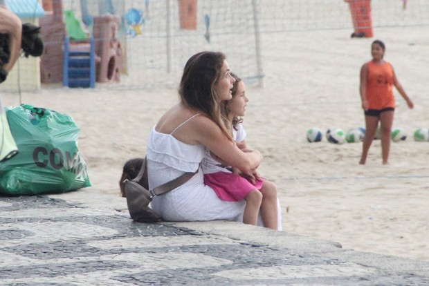 Claudia Abreu e filhos na orla do Leblon, RJ (Foto: Rodrigo dos Anjos / AgNews)