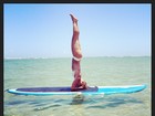 Carolina Dieckmann mostra equilíbrio e corpo sarado em foto