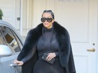 Kim Kardashian usa camisa transparente e deixa sutiã à mostra