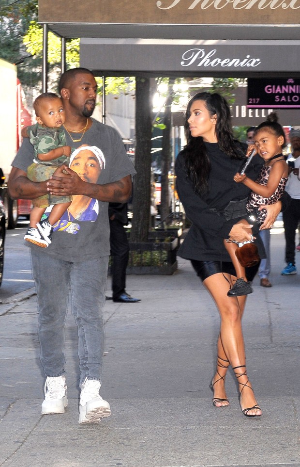 O rapper Kanye West com a mulher Kim Kardashian e os filhos, Saint e North West, em Nova York (Foto: AKM)