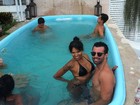 Sem o namorado, Ariadna curte piscina ao lado de amigo 'fortão'