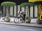 Júlia Lemmertz passeia de bicicleta pelas ruas do Leblon, no Rio