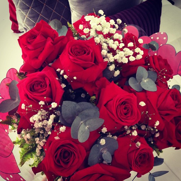 Bruna Marquezine posta foto de rosas (Foto: Instagram / Reprodução)