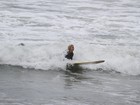 Leticia Spiller tem aulas de surfe em praia do Rio