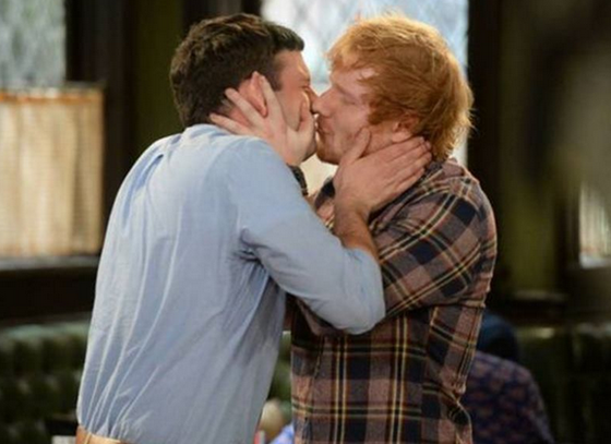Ed Sheeran beija Brent Morin em programa de TV (Foto: Youtube / Reprodução)