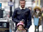 Paizão! David Beckham usa saliva para limpar o rosto da filha, Harper