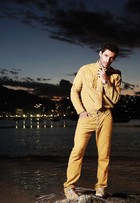 O ator argentino Michel Noher, de 'Sete vidas', posa em ensaio de moda