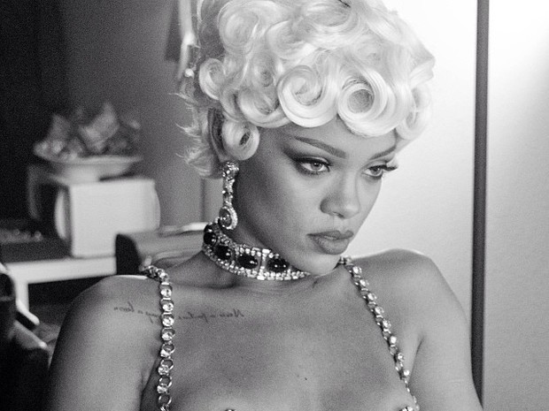 Rihanna em ação no clipe da música Pour it up (Foto: Instagram/ Reprodução)