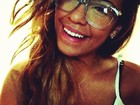 De óculos, irmã de Neymar sorri em foto de rede social