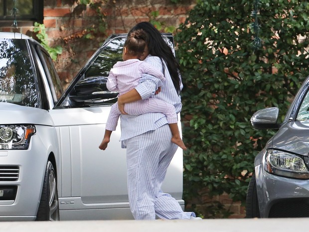 Kim Kardashian deixa o seu chá de bebê com North West (Foto: Vip-Das-JFlad/X17online.com)