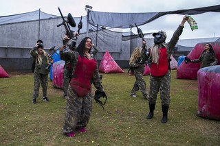 Candidatas ao Miss Bumbum jogam paintball (Foto: Alessandra Gerzoschkowitz / EGO)