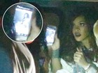Rihanna não larga o celular e checa fotos suas no Rock in Rio após show