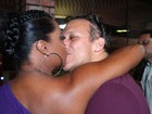 Adriana Bombom ganha mão boba do noivo em festa no Rio