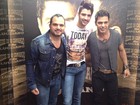 Após show, Gusttavo Lima posa ao lado de Zezé Di Camargo e Luciano