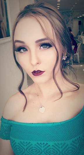 Larissa Manoela posta selfie supermaquiada  (Foto: Reprodução/Instagram)