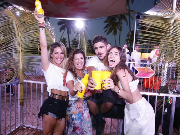 Giovanna Ewbank, Fernanda Paes Leme, Caio Castro e Maria Casadevall em festa em festa em Porto de Galinhas, Pernambuco (Foto: Felipe Panfili/ Ag. News)