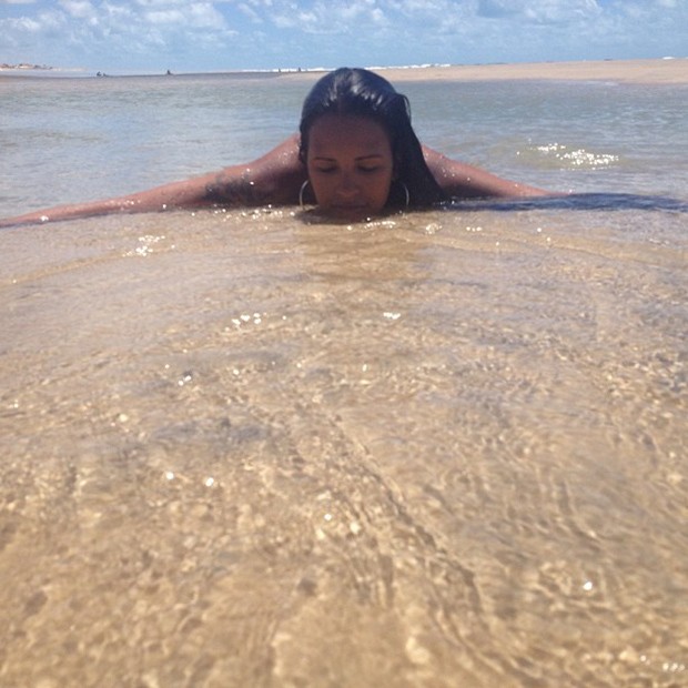 Ariadna posta foto na praia em Fortaleza (Foto: Instagram / Reprodução)
