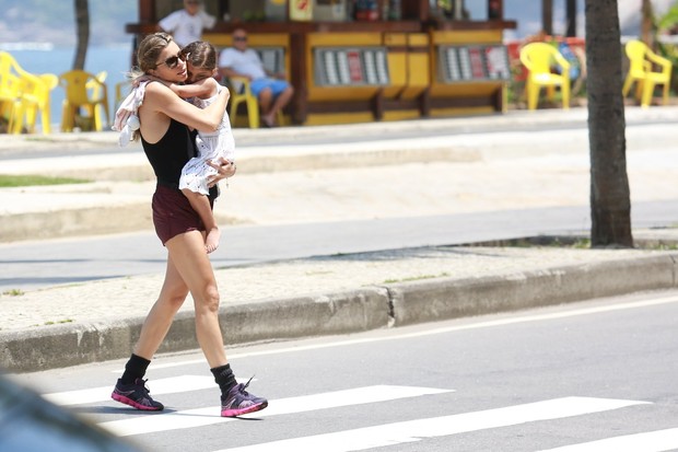 Grazi Massafera e a filha sofia caminhando na orla (Foto: Dilson Silva / Agnews)