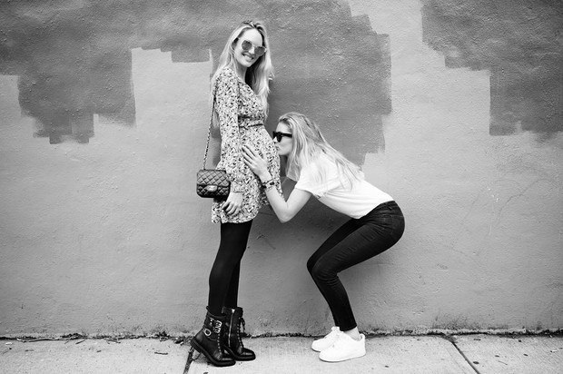 Doutzen Kroes beija barriga de Candice Swanepoel (Foto: Reprodução / Instagram)