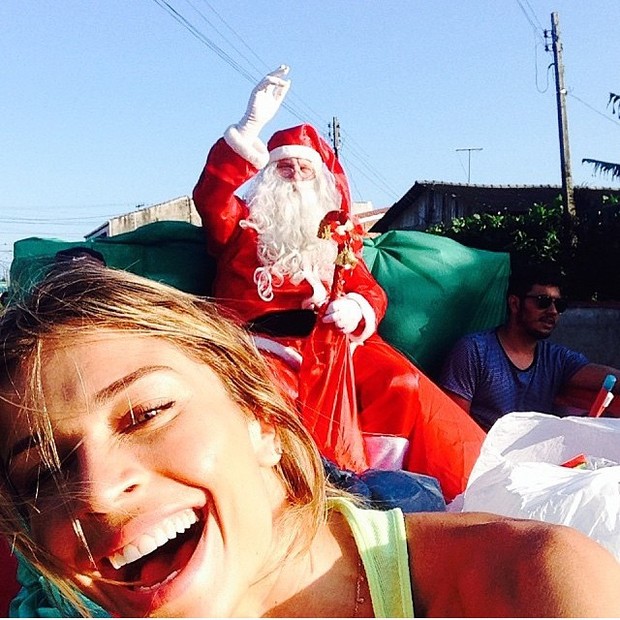 Grazi Massafera se diverte com Papai Noel (Foto: Instagram)