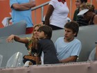 Carolina Dieckmann leva os filhos para evento de tênis com Rafael Nadal