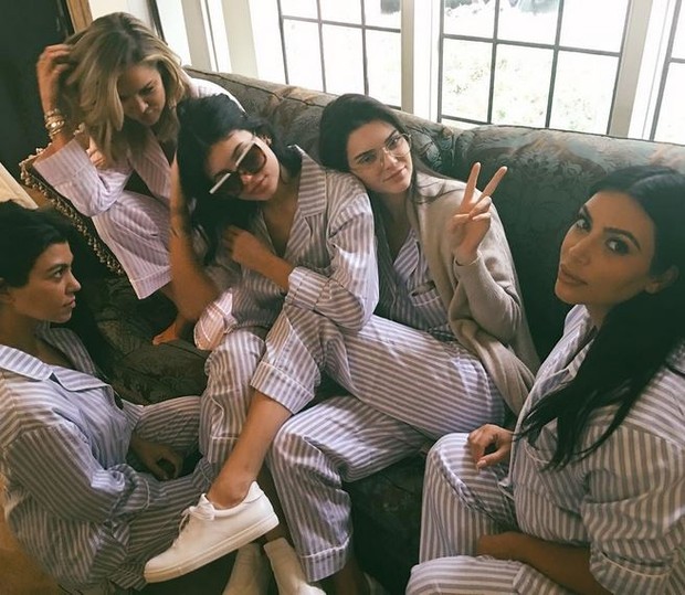 Kim kardashian posa com as irmãs: Khloe, Kourtney, Kendall e Kylie (Foto: Instagram)