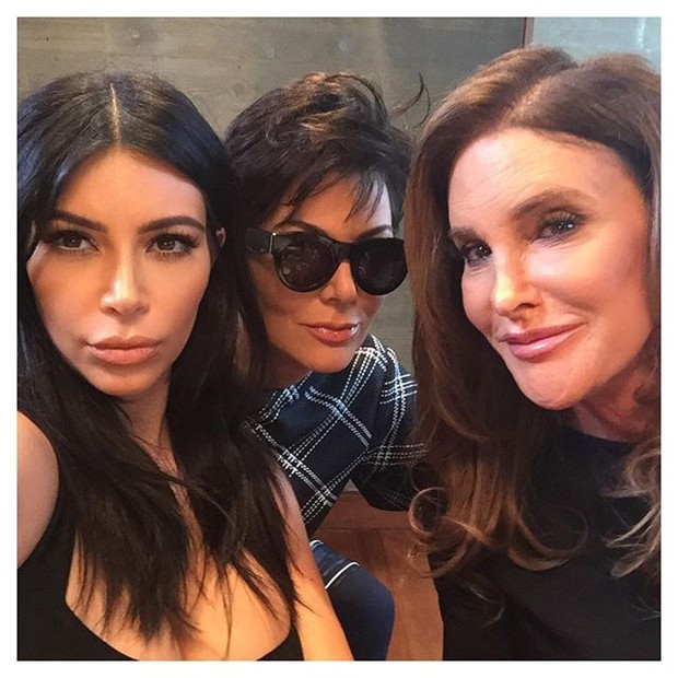 Kim Kardashian com os pais, Kris Jenner e Caitlyn Jenner (Foto: Instagram/ Reprodução)