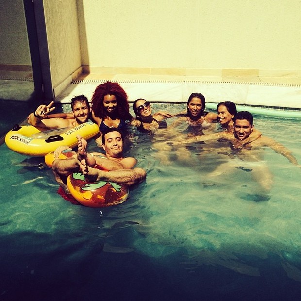 Anitta curte dia de sol na piscina (Foto: Reprodução Instagram)