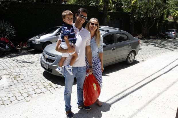 Juliana Silveira e família chegando à festa de Benício, filho de Angélica e Huck (Foto: Marcello Sá Barretto / Agnews)