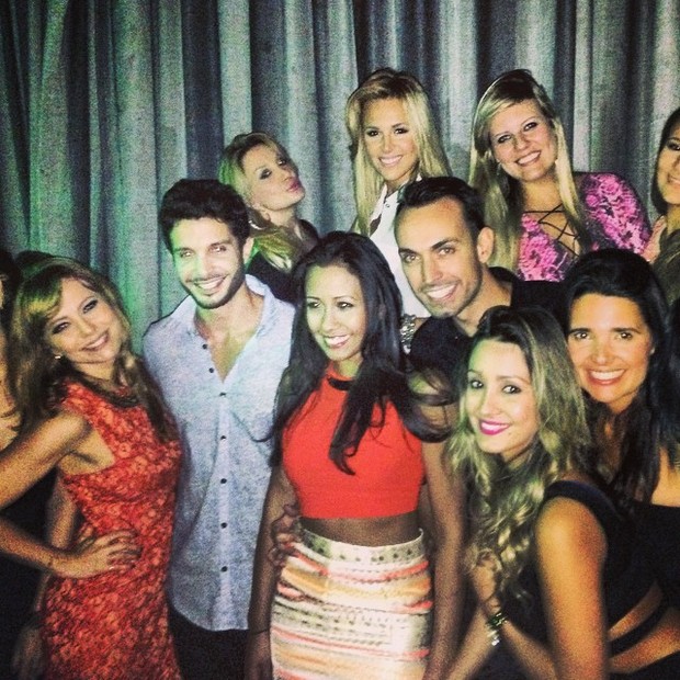 Simone Soares com amigos em festa em Nova York, nos Estados Unidos (Foto: Instagram/ Reprodução)