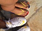 Naldo e Moranguinho postam foto dos pés na lua de mel