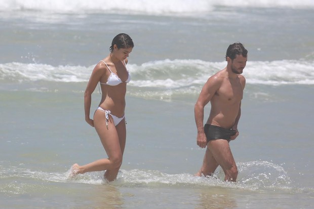 Sophie Charlotte e Daniel de Oliveira namoram na praia da Reserva (Foto: Dilson Silva/Ag News)