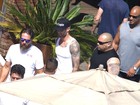 Adam Levine, do Maroon 5,  curte tarde de sol no Rio antes de show