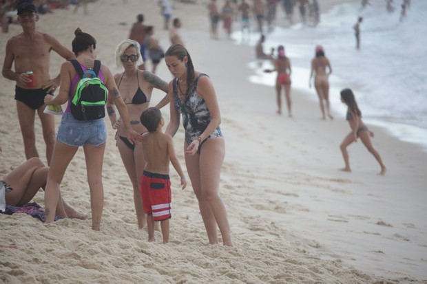 Luana Piovani na Praia do Arpoador com seus filhos (Foto: AgNews / AgNews)