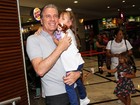 Rafa Justus vai ao teatro com o pai em São Paulo
