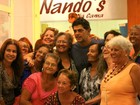 Eduardo Moscovis posa com fãs em shopping do Rio