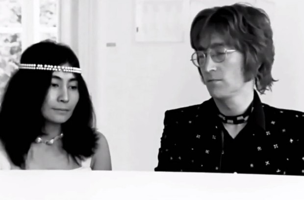 Yoko Ono e John Lennon (Foto: Youtube / Reprodução)