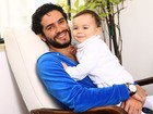 Em clima de Dia dos Pais, Vinícius de Oliveira posa para o EGO com Benjamim
