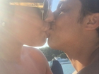 Sem camisa, Thammy Miranda dá beijão em namorada em vídeo