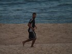 Cássio Reis aproveita fim de tarde para correr na praia