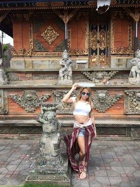 Jéssica Lopes em templo em Bali, na Indonésia (Foto: Leandro Rodrigues/ Divulgação)