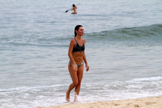 Glenda Kozlowski na praia (Foto: André Freitas / AgNews)