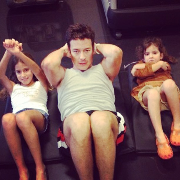Rodrigo Faro e filhas fazendo abdominal (Foto: Instagram / Reprodução)